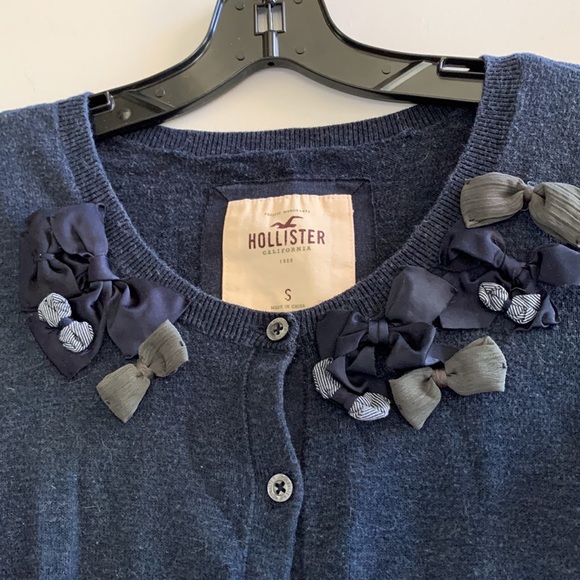 3/$15 Hollister 💯% cotton navy cardigan sweater size small - Picture 2 of 5